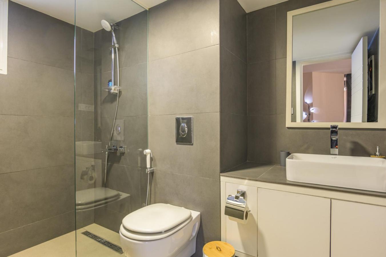 The Corner 1br In Gemmayze Beirut